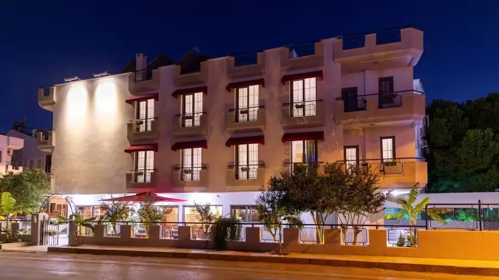 7inn Hotel · Pool und Garten