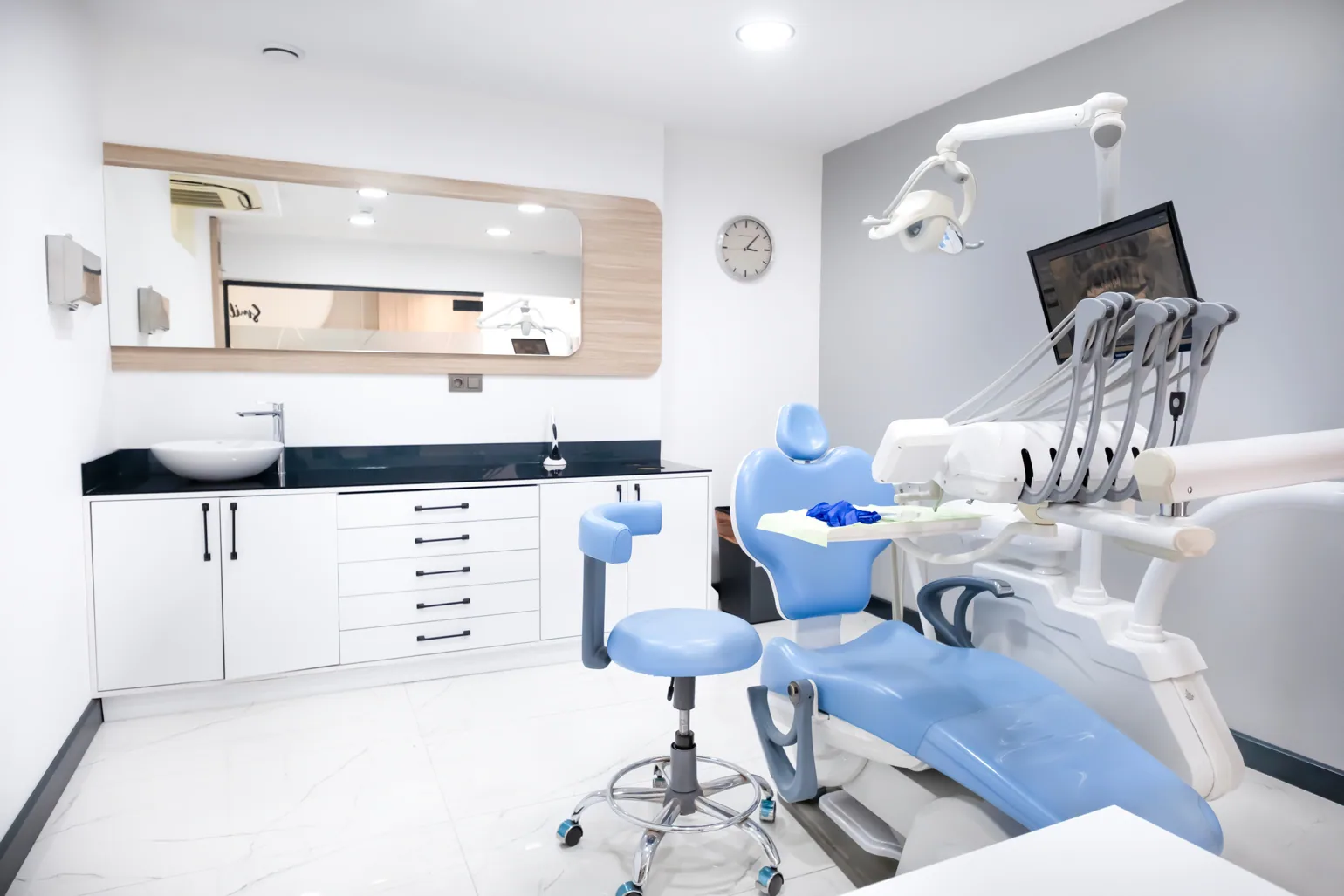 Moderner Behandlungsraum der ADN Smile Clinic
